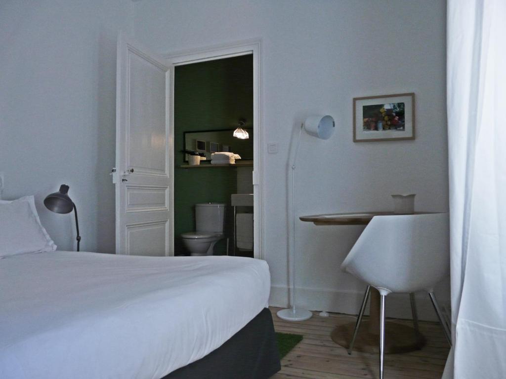 Hotel Courtille De Solutre Room photo